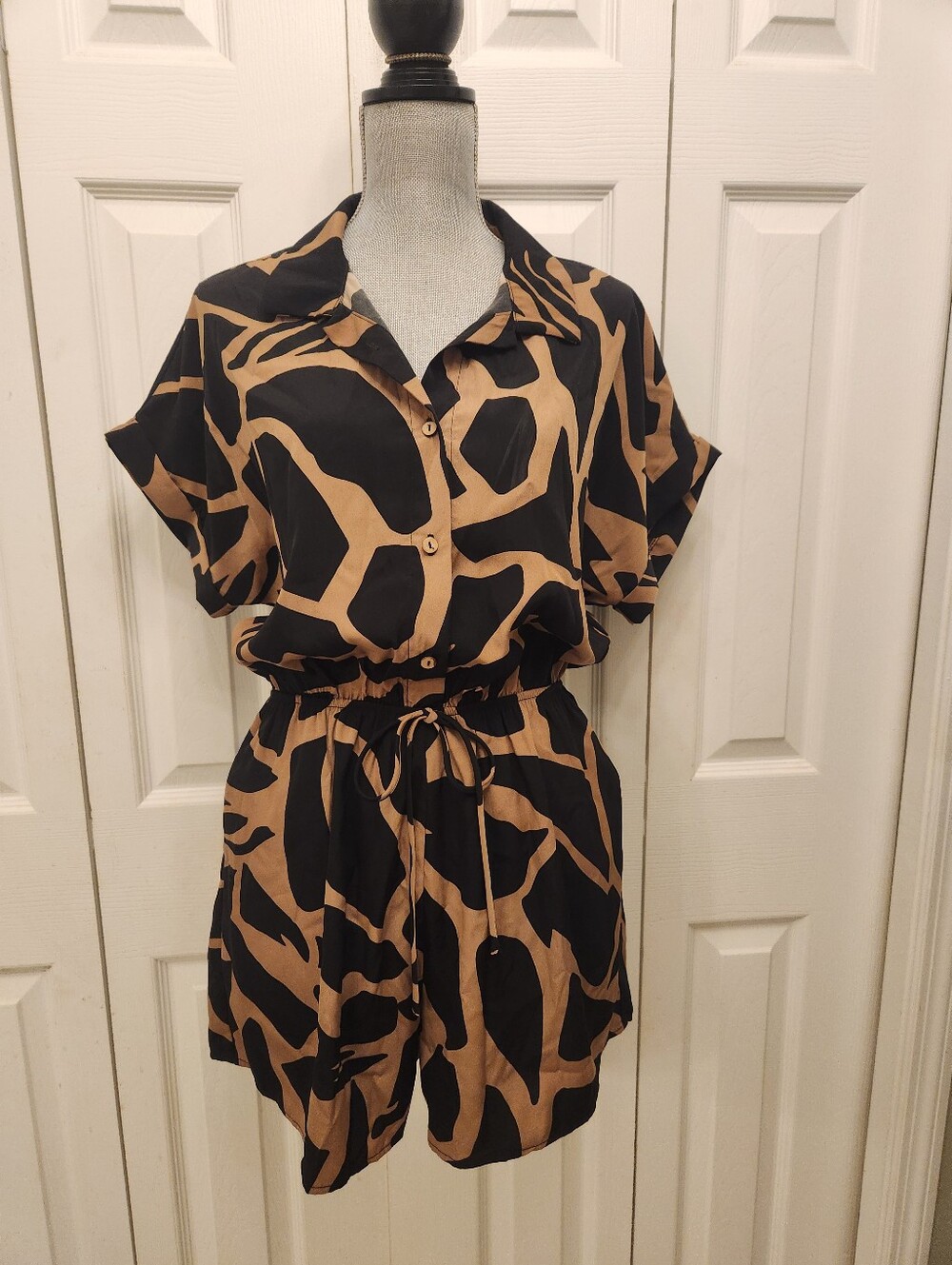 Gili Women's Black & Tan Short Sleeve Button Romper